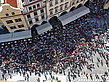 Foto Menschen vor dem Rathaus - Prag