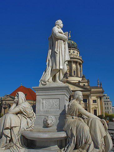 Schillerdenkmal mit dem Französischen Dom - Berlin (Berlin)