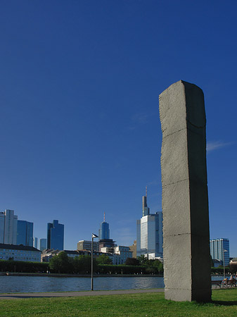Obelisk vor Städelsches Kunstinstitut - Hessen (Frankfurt am Main)