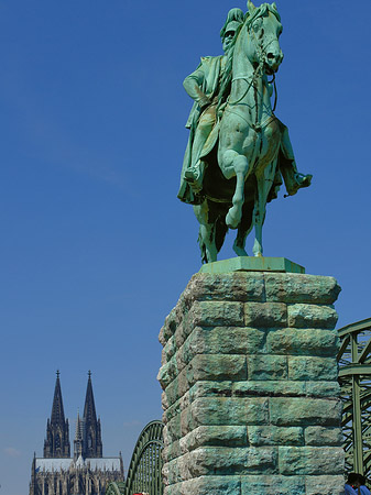 Reiterstatue vor dem Kölner Dom - Nordrhein-Westfalen (Köln)