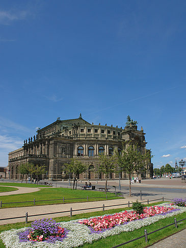 Semperoper mit Blumen - Sachsen (Dresden)