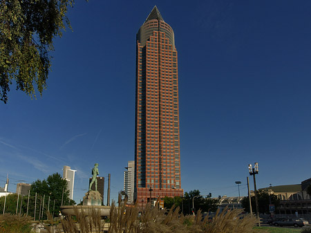 Messeturm mit Merkurbrunnen - Hessen (Frankfurt am Main)