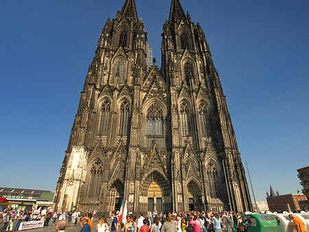 Touristen tummeln sich vor Kölner Dom - Nordrhein-Westfalen (Köln)
