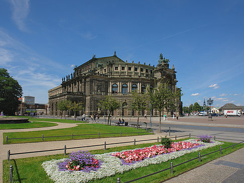 Semperoper mit Blumen - Sachsen (Dresden)