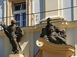 Skulptur am Haus