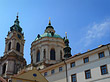 Foto Kirche hinter Häusern