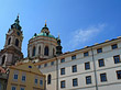 Foto Kirche hinter Häusern