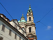 Kirche hinter Häusern