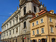 Kirche hinter Häusern Foto 