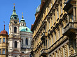 Foto Kirche zwischen Häusern