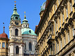 Fotos Kirche zwischen Häusern