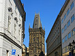 Turm zwischen Häusern