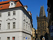 Turm zwischen Häusern