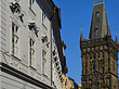 Turm zwischen Häusern Foto 