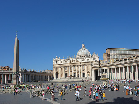 Obelisk mit dem Petersdom - Vatikanstaat
